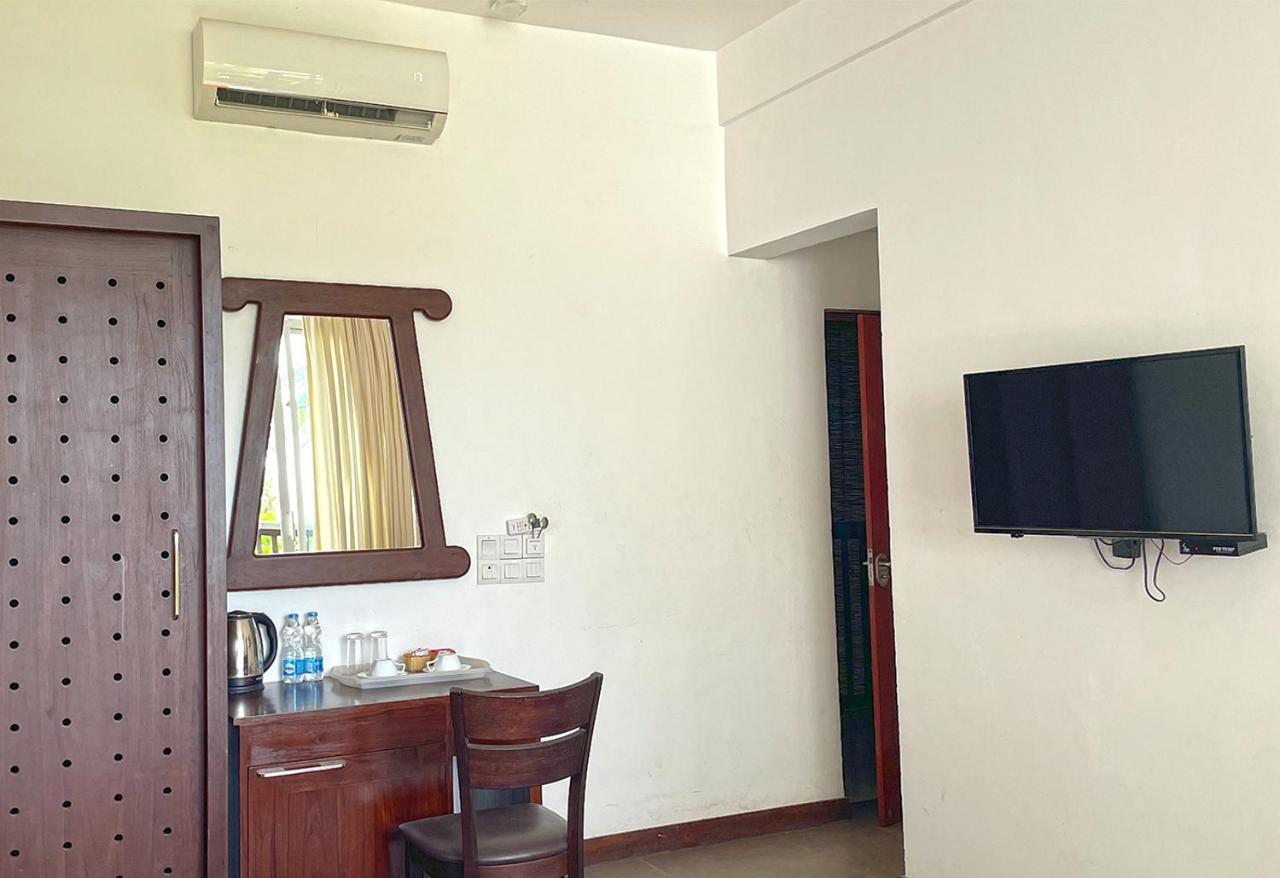 Blue Whale Resort & Kite Surfing Kalpitiya Exterior photo